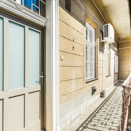 Sun-Splashed Retreat In The Heart Of A Vibrant Quarter Budapest Luaran gambar