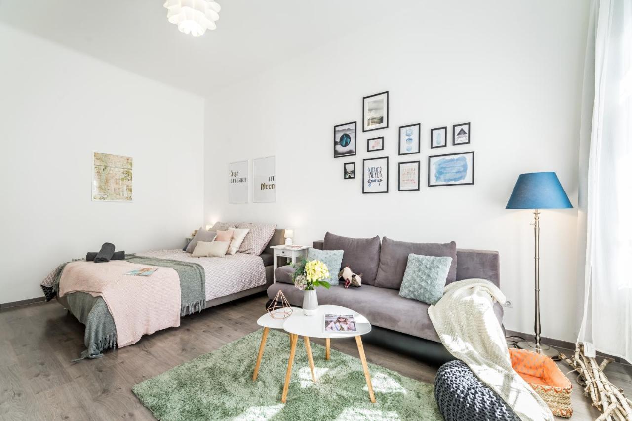 Sun-Splashed Retreat In The Heart Of A Vibrant Quarter Budapest Luaran gambar