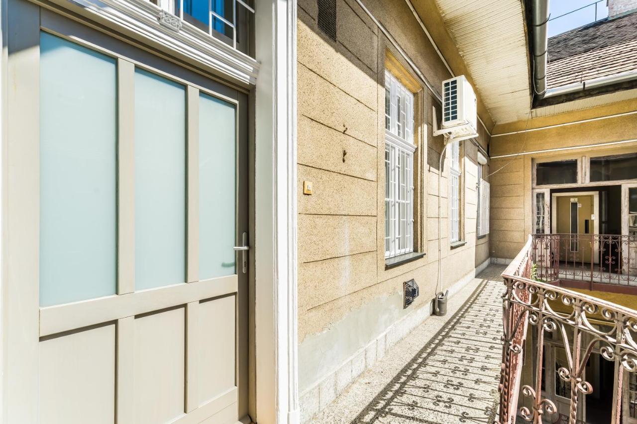Sun-Splashed Retreat In The Heart Of A Vibrant Quarter Budapest Luaran gambar