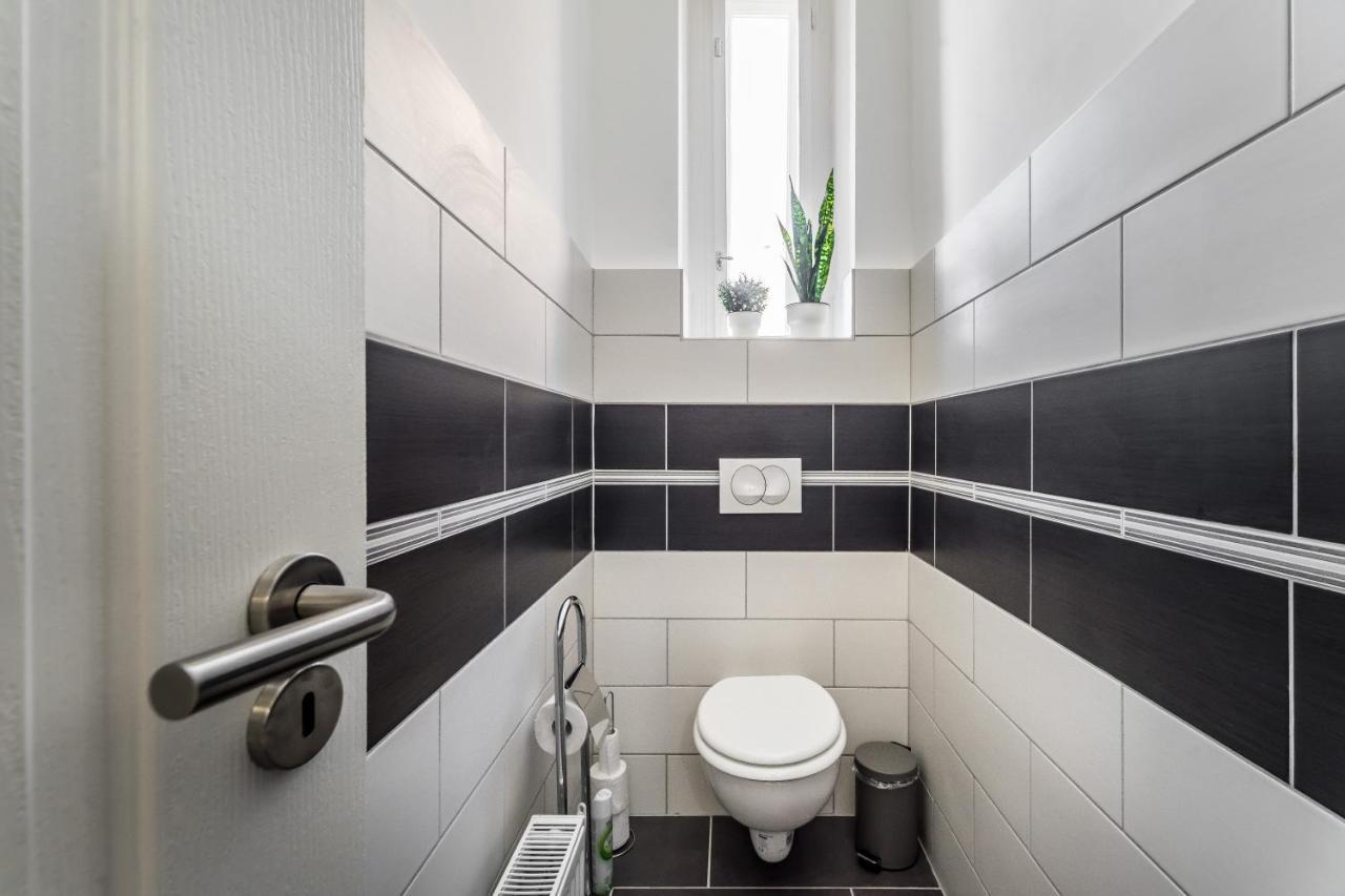 Sun-Splashed Retreat In The Heart Of A Vibrant Quarter Budapest Luaran gambar