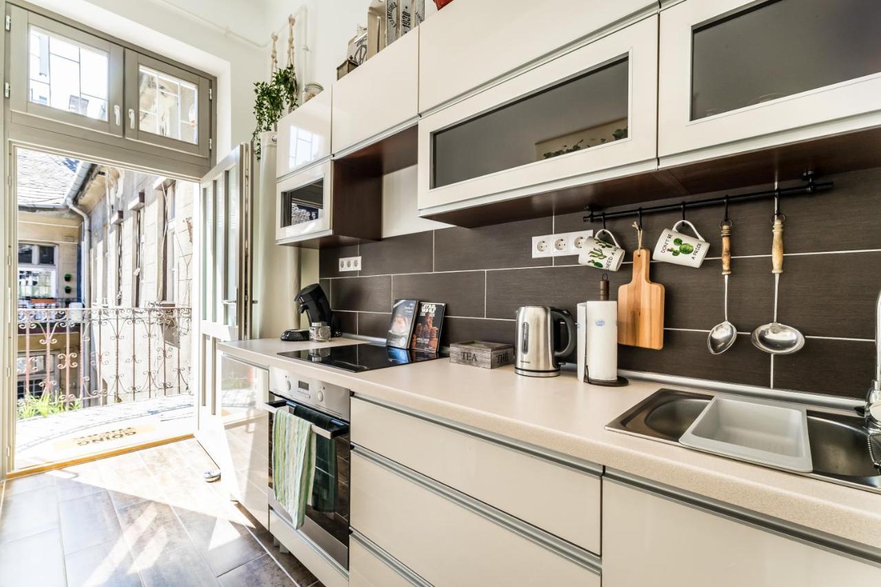 Sun-Splashed Retreat In The Heart Of A Vibrant Quarter Budapest Luaran gambar