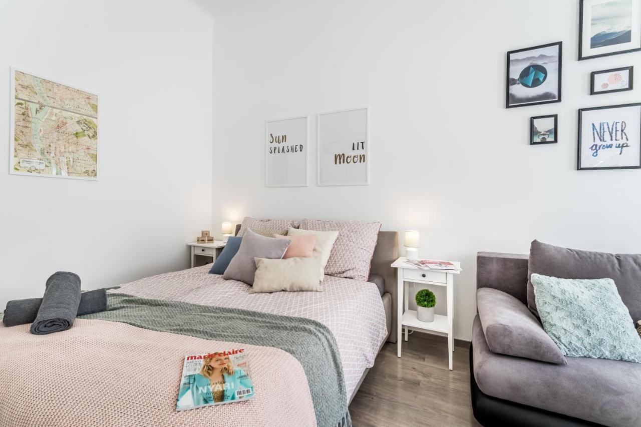 Sun-Splashed Retreat In The Heart Of A Vibrant Quarter Budapest Luaran gambar