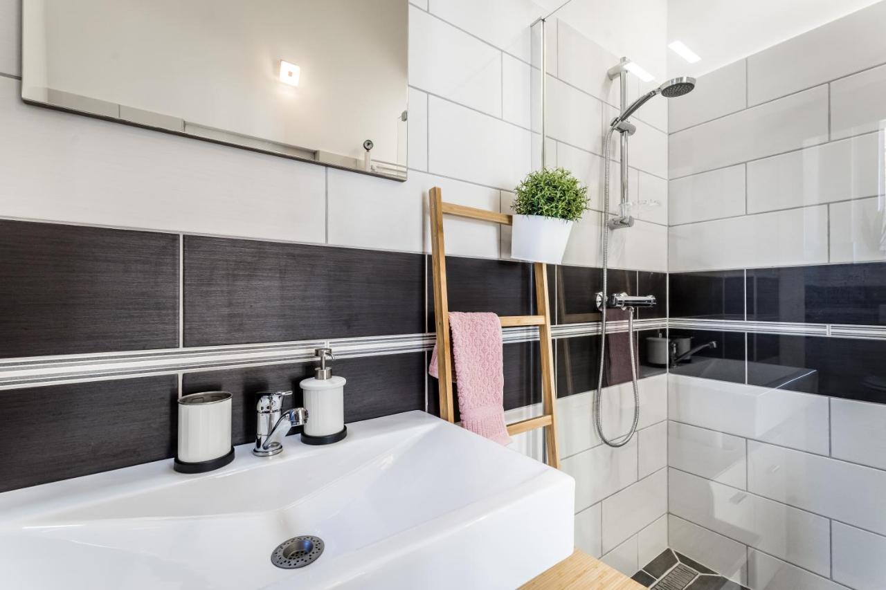Sun-Splashed Retreat In The Heart Of A Vibrant Quarter Budapest Luaran gambar