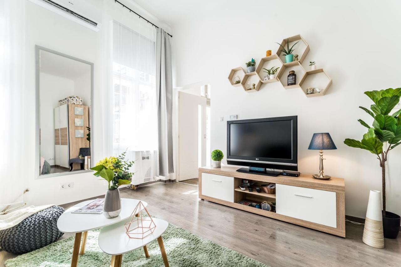 Sun-Splashed Retreat In The Heart Of A Vibrant Quarter Budapest Luaran gambar
