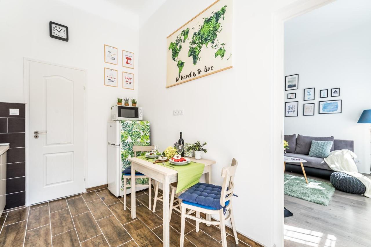 Sun-Splashed Retreat In The Heart Of A Vibrant Quarter Budapest Luaran gambar