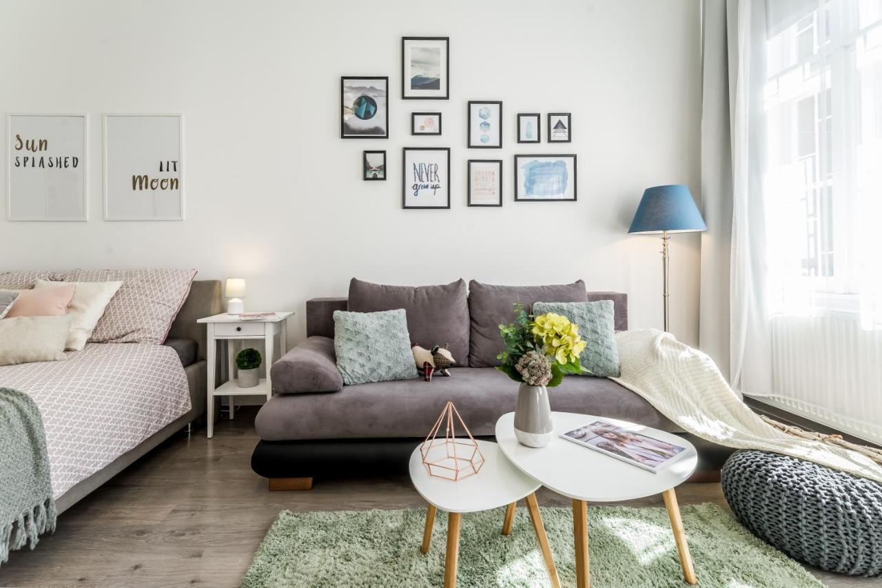 Sun-Splashed Retreat In The Heart Of A Vibrant Quarter Budapest Luaran gambar