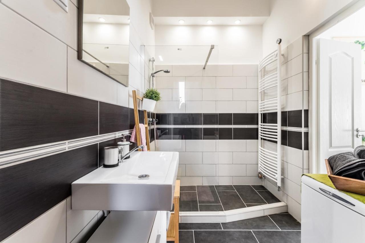 Sun-Splashed Retreat In The Heart Of A Vibrant Quarter Budapest Luaran gambar